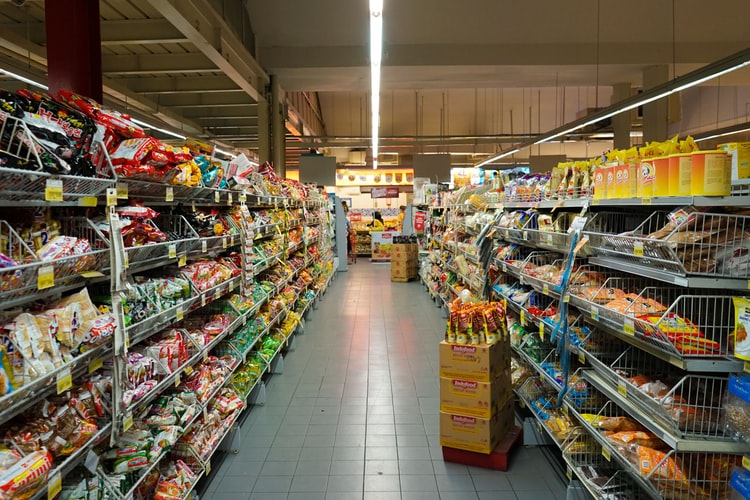 Asociaţia Marilor Reţele Comerciale din România solicită autorităţilor prelungirea cu o oră a programului magazinelor de sărbători