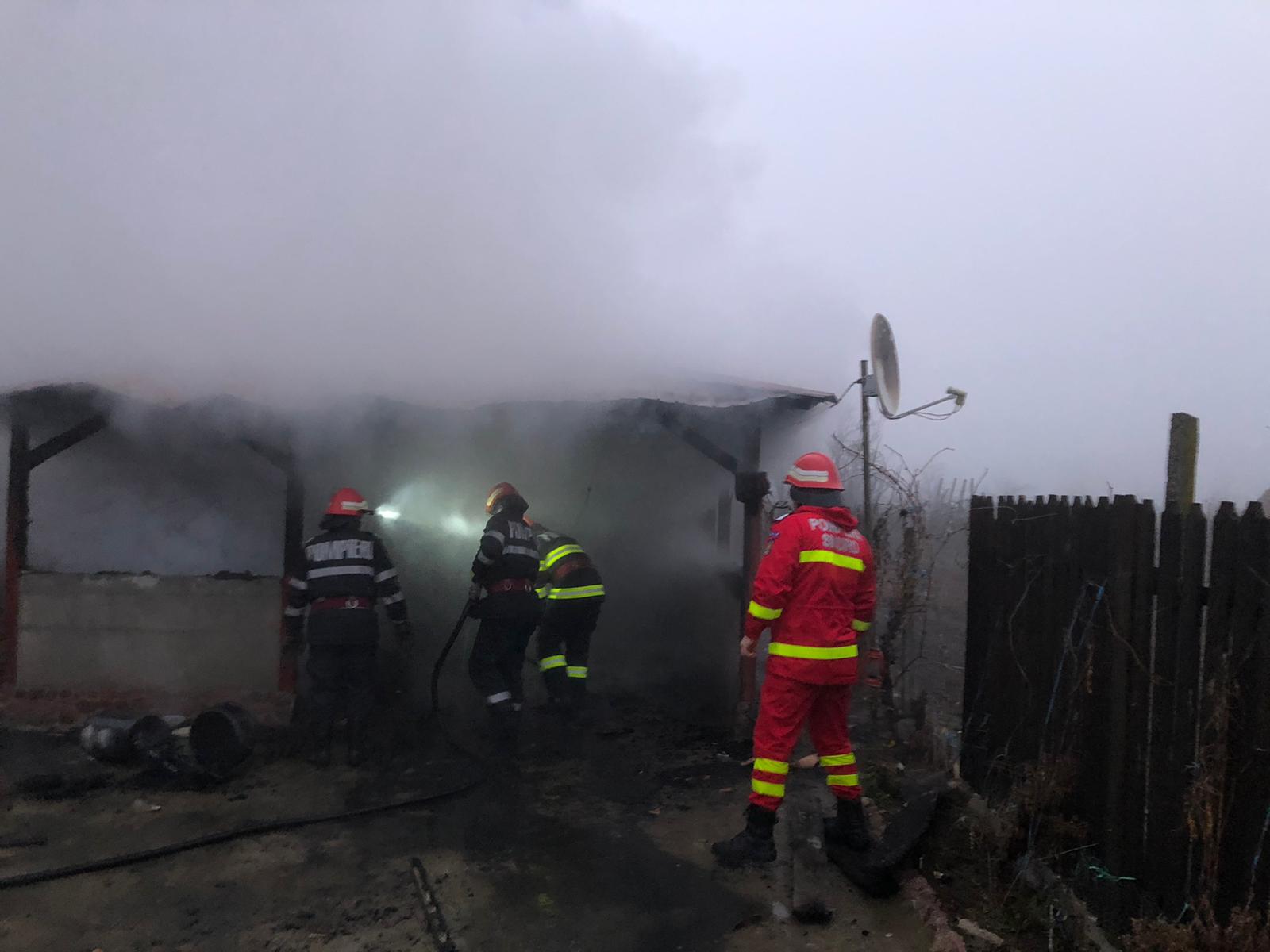 TULCEA/FOTO: Anexă gospodărească distrusă de un incendiu