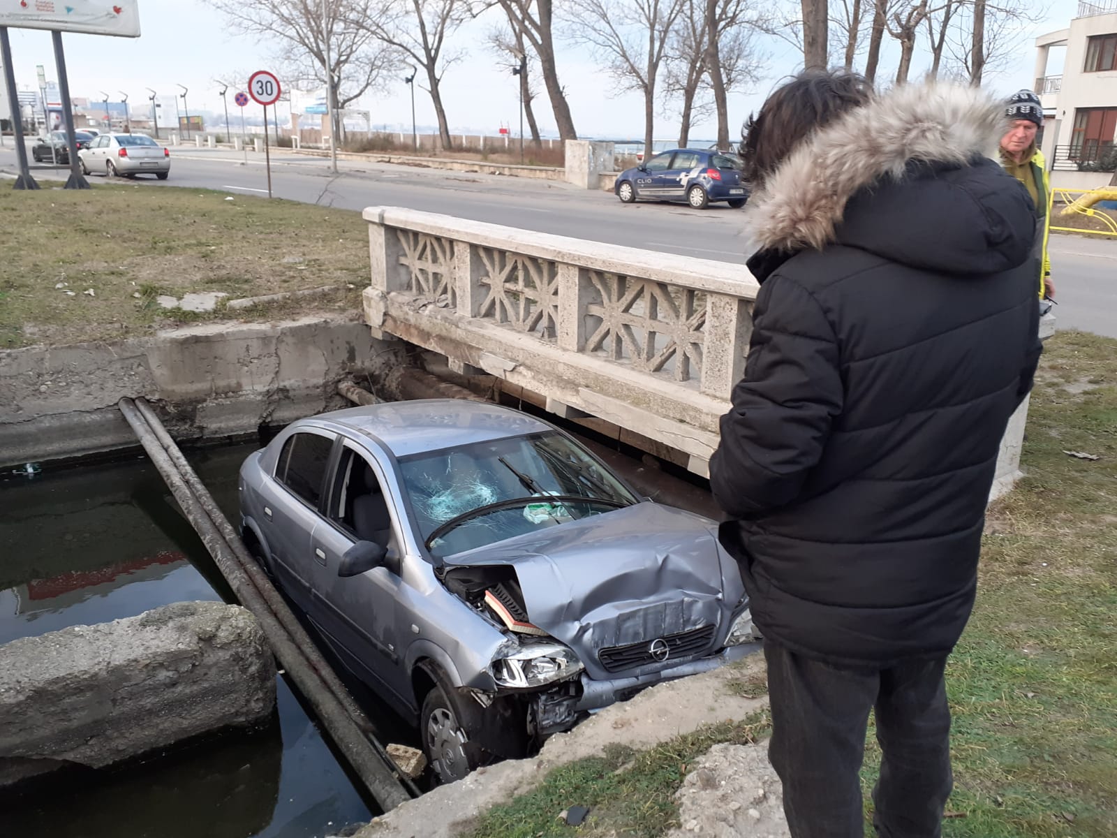 CONSTANȚA: Un șofer a ajuns cu mașina în canal, la intrare în stațiunea Mamaia