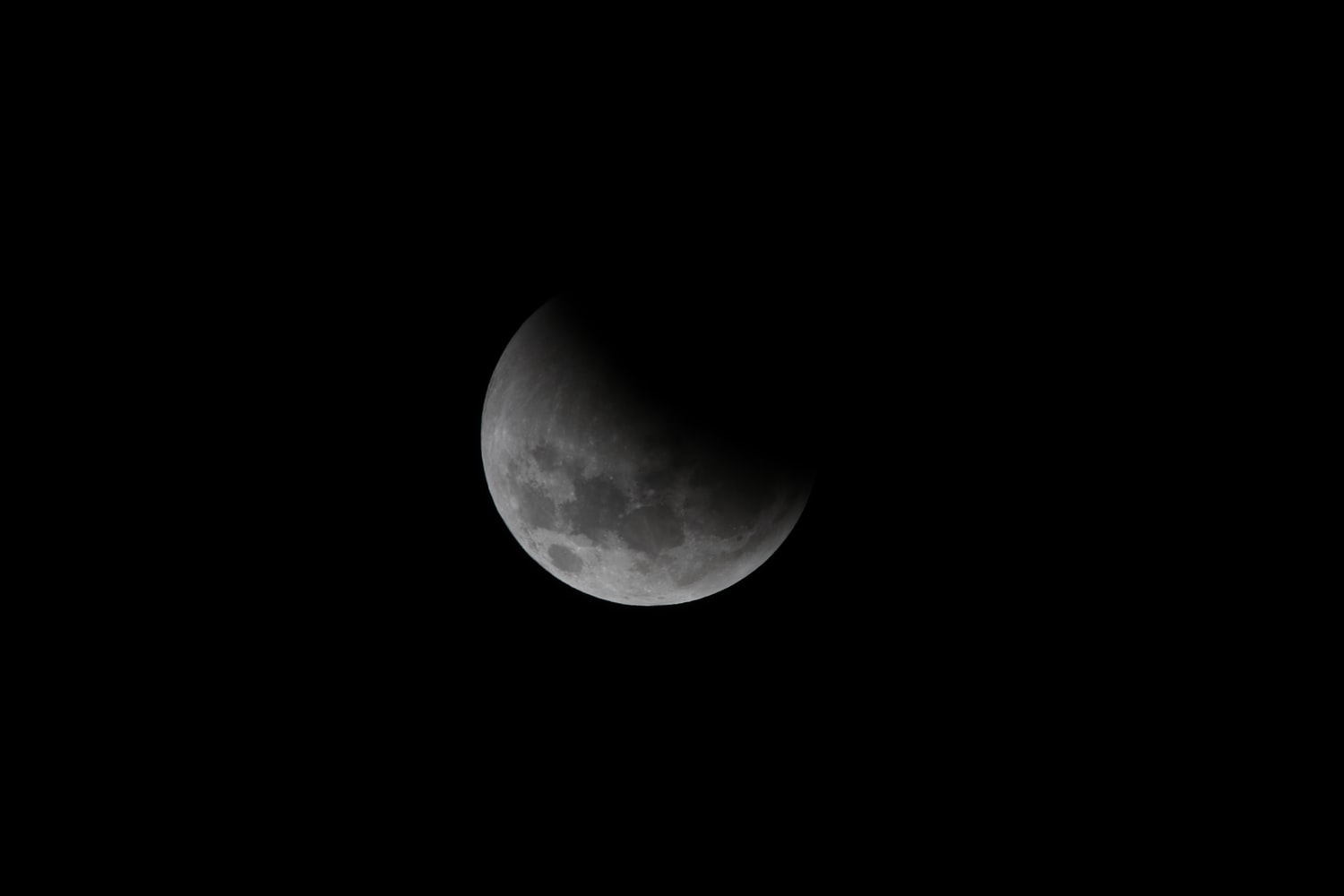 Eclipsă totală de Lună vizibilă în România