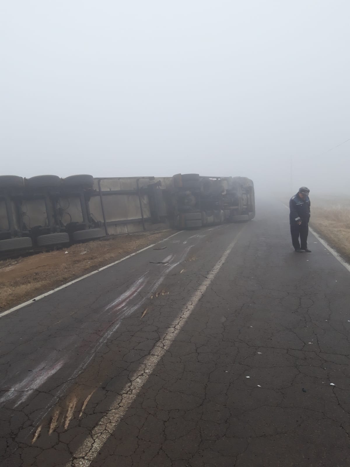 TULCEA: Camion răsturnat în trafic. Șoferul a fost rănit