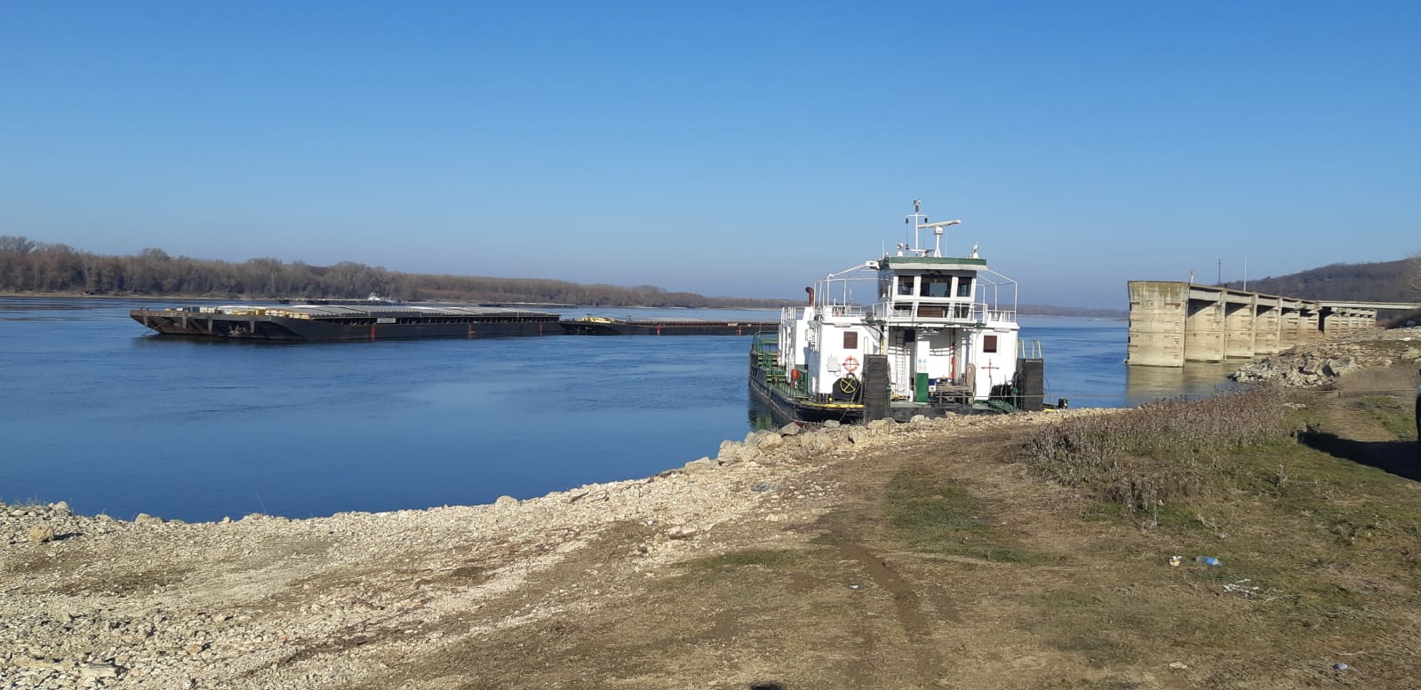 CONSTANȚA: Marinar căutat de scafandri în Dunăre, după ce a căzut de pe o ambarcaţiune, în timpul manevrelor de formare a unui convoi