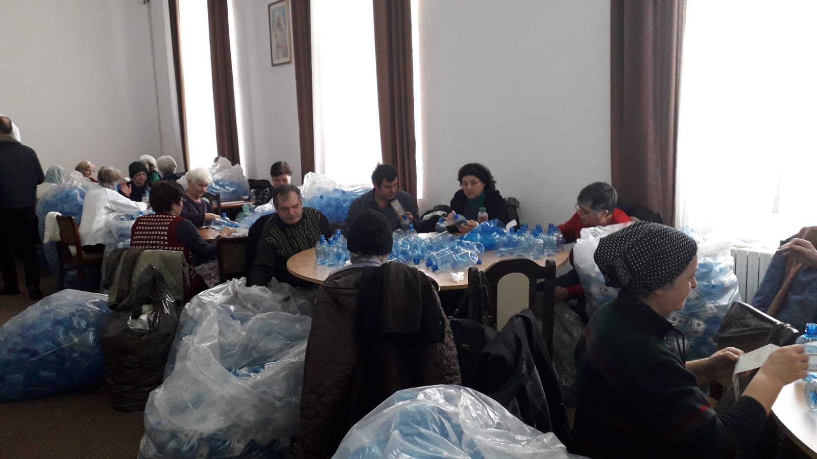CONSTANŢA: Arhiepiscopia Tomisului pregăteşte pentru Bobotează 150.000 de sticle cu agheasmă