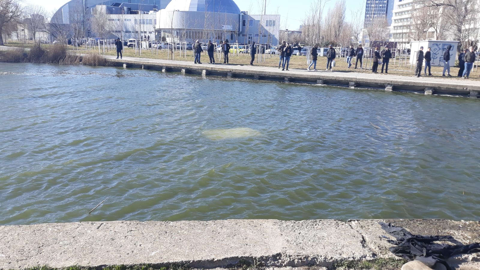CONSTANȚA: O mașină a căzut în lacul Tăbăcărie. Două persoane se aflau în interior, dintre care un copil – FOTO
