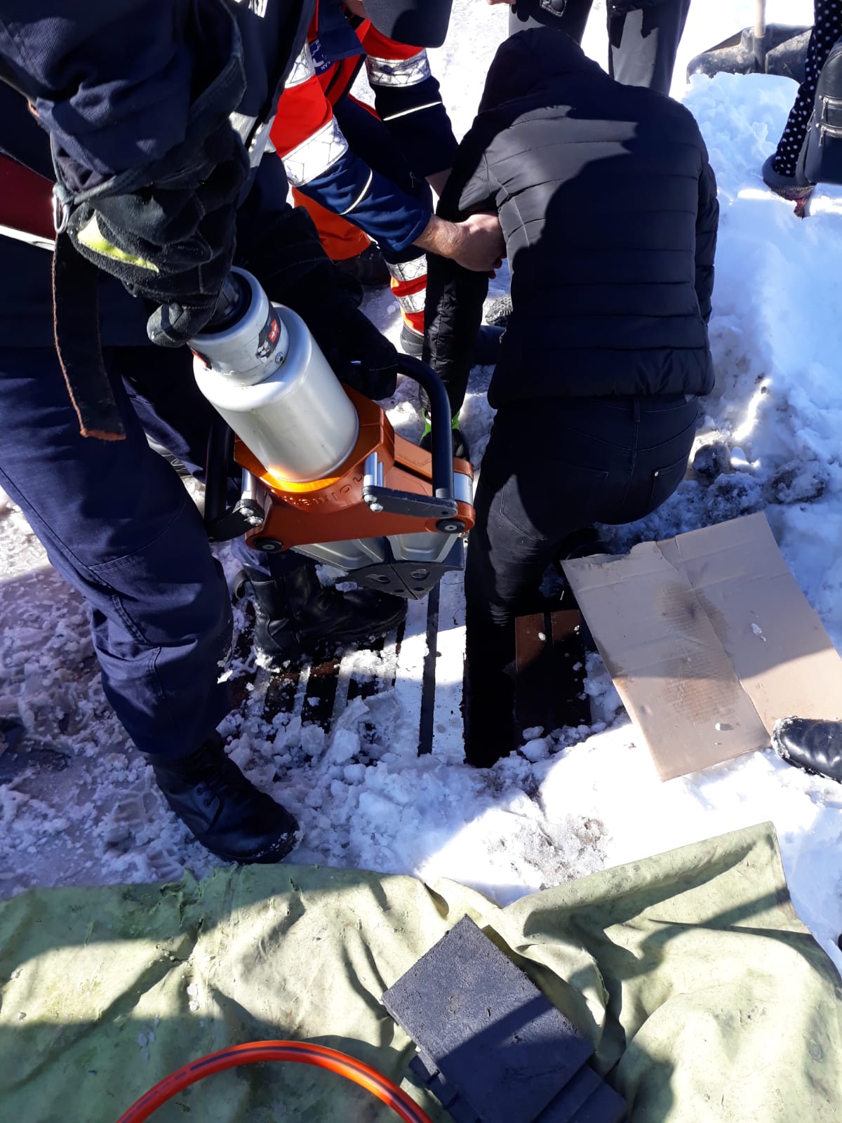 TULCEA: O adolescentă a rămas cu piciorul blocat în grilajul unei scurgeri – FOTO