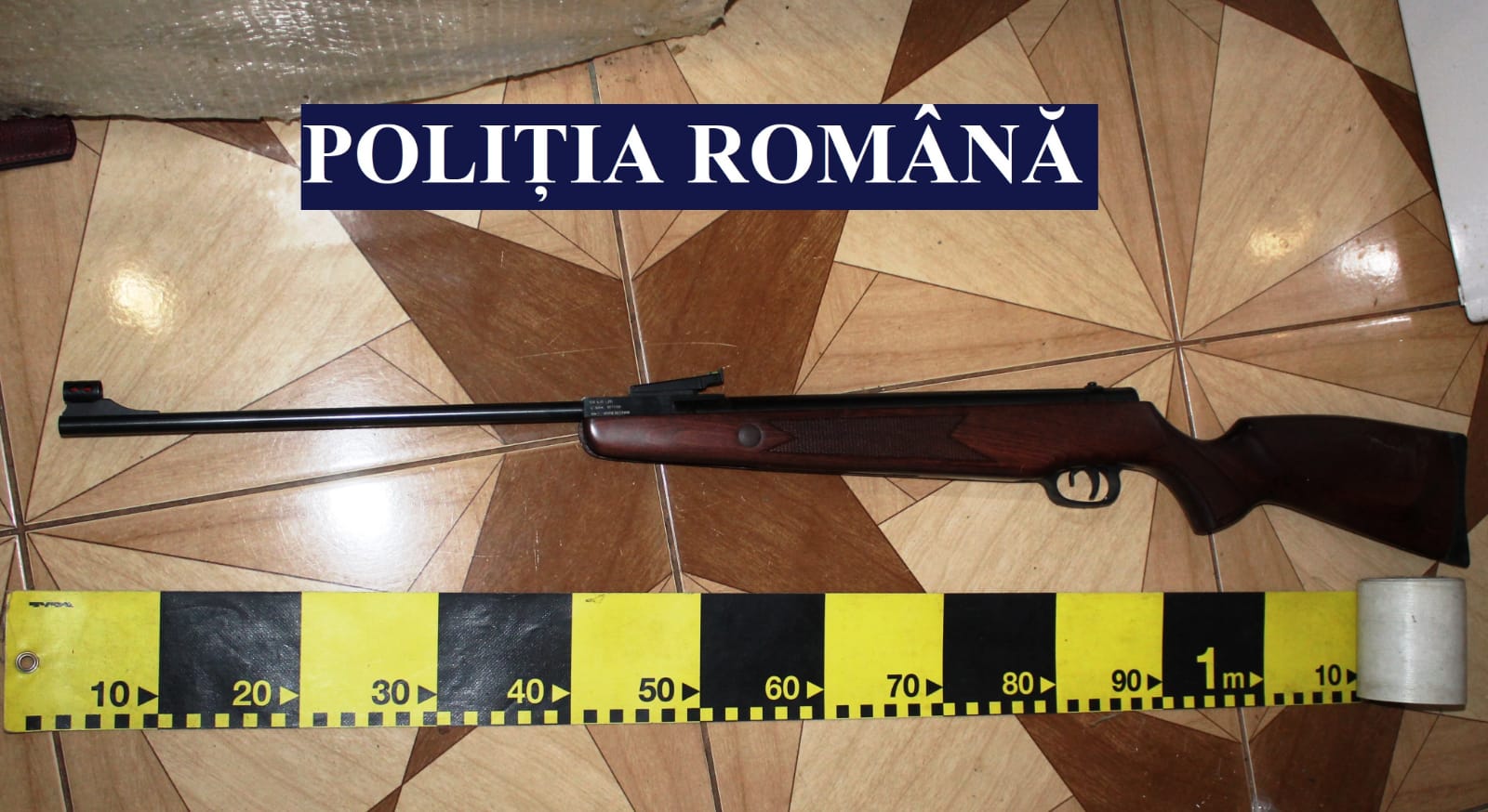 CERNAVODĂ: Doi bărbaţi sunt cercetaţi pentru contrabandă, după ce au introdus în ţară o armă cu aer comprimat