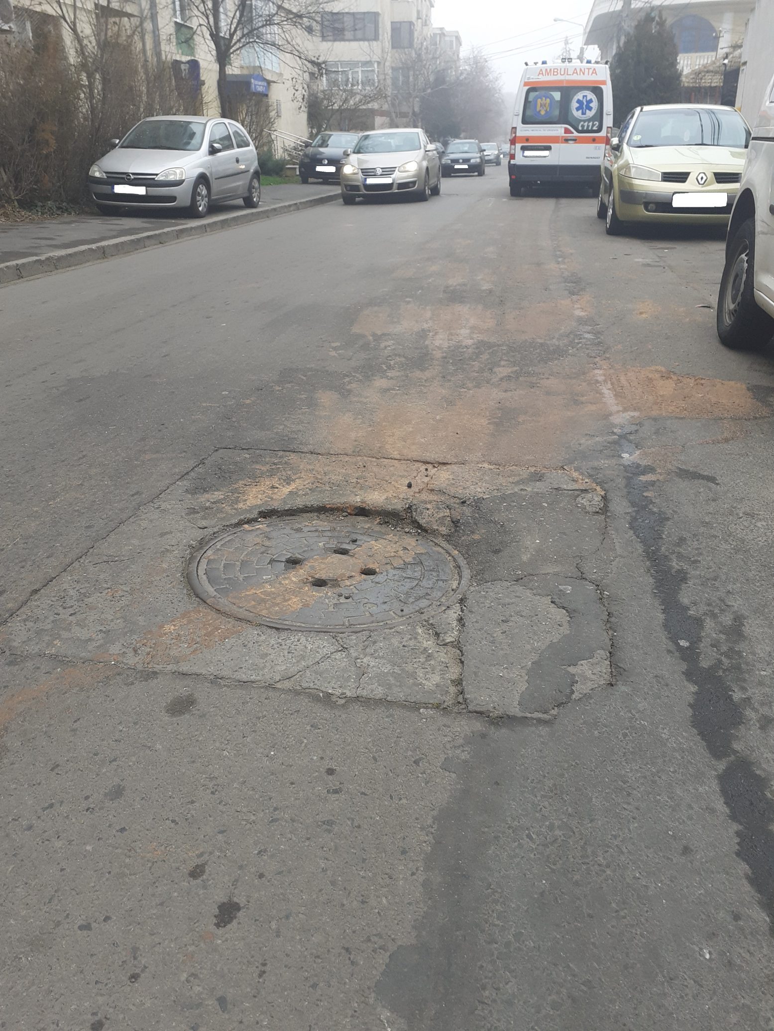 CONSTANŢA: Gurile de canalizare sunt aduse la nivel cu trama stradală, doar pe un bulevard din oraş. Ce spune Primăria despre această situaţie