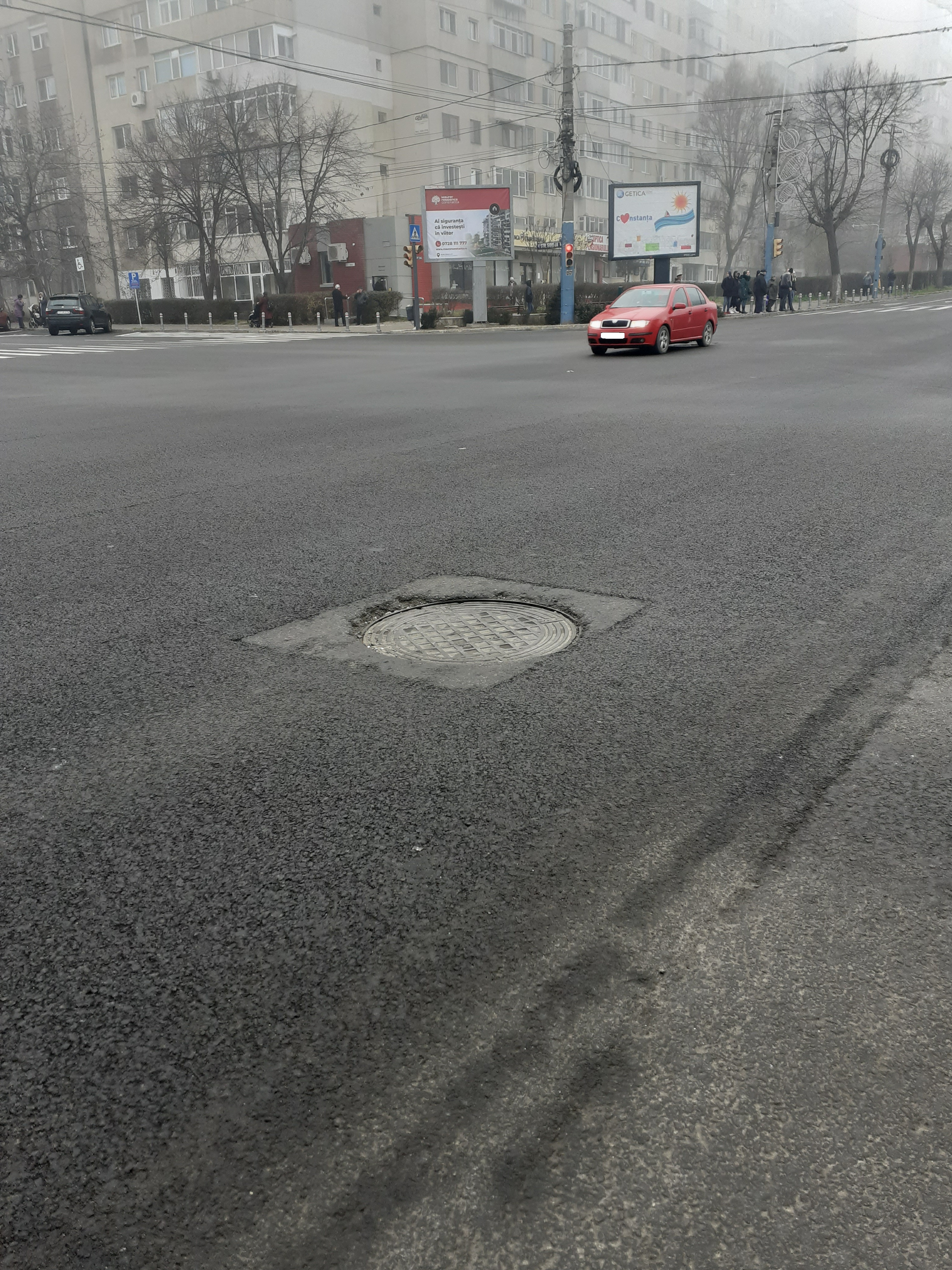 CONSTANŢA: Circulația auto este îngreunată și de capacele de canalizare neaduse la nivel. Când va fi remediată situaţia