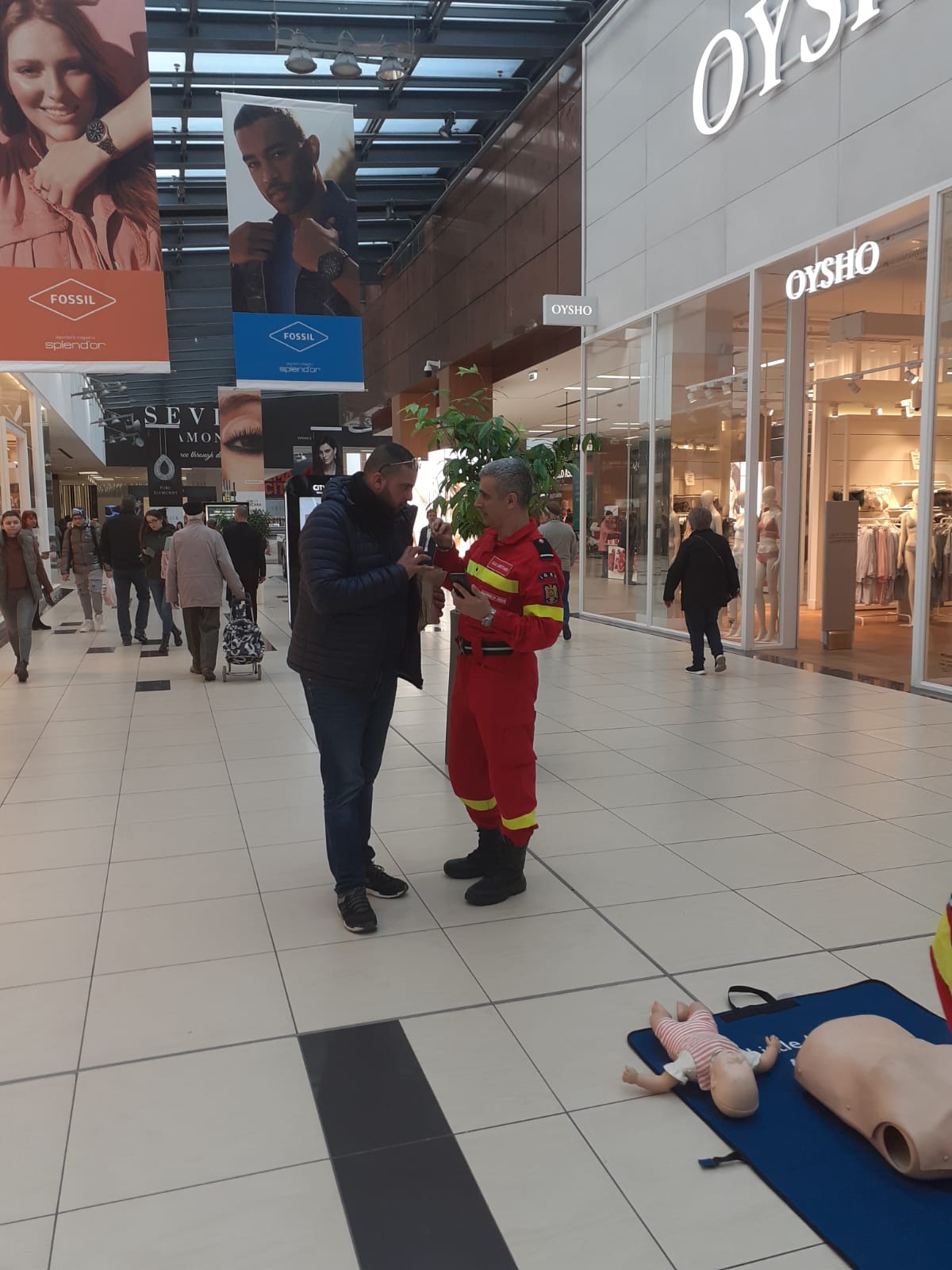 Demonstrații practice privind acordarea primului ajutor, într-un centru comercial din Constanța