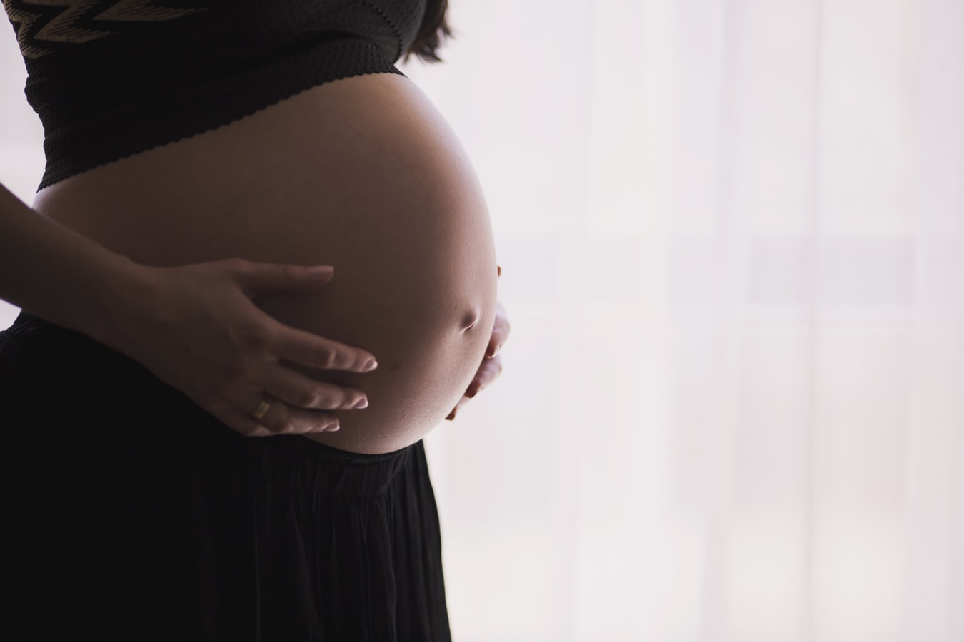 Studiu Salvaţi Copiii România: O treime dintre mamele minore s-au născut tot din mame minore