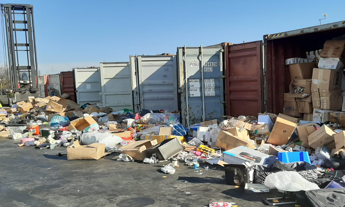 Alte containere cu deșeuri au fost depistate în Portul Constanţa – FOTO