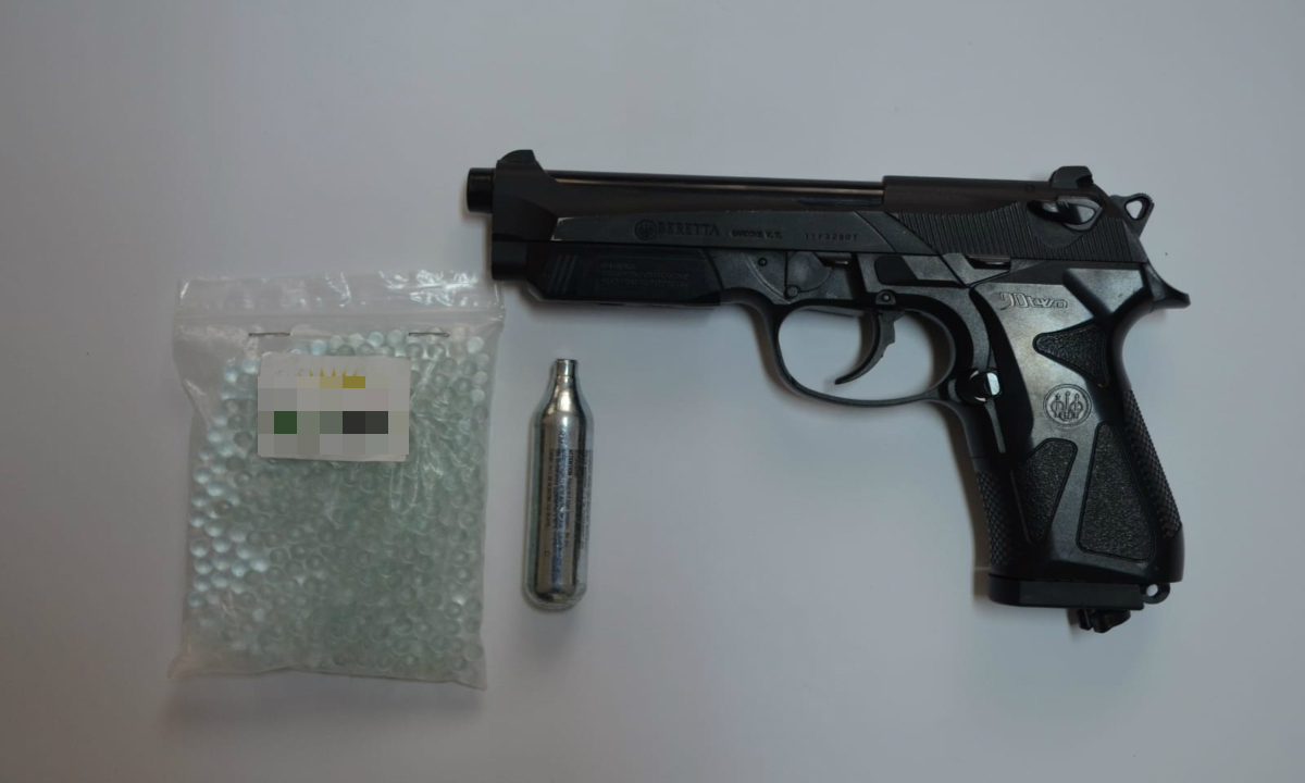 TULCEA: Țigări de contrabandă și o armă neletală, descoperite de polițiștii de frontieră