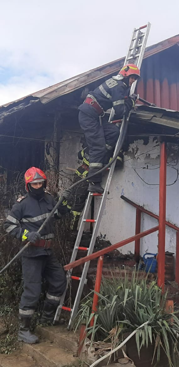 TULCEA: Un incendiu a cuprins o casă din Isaccea. Din fericire nu sunt victime