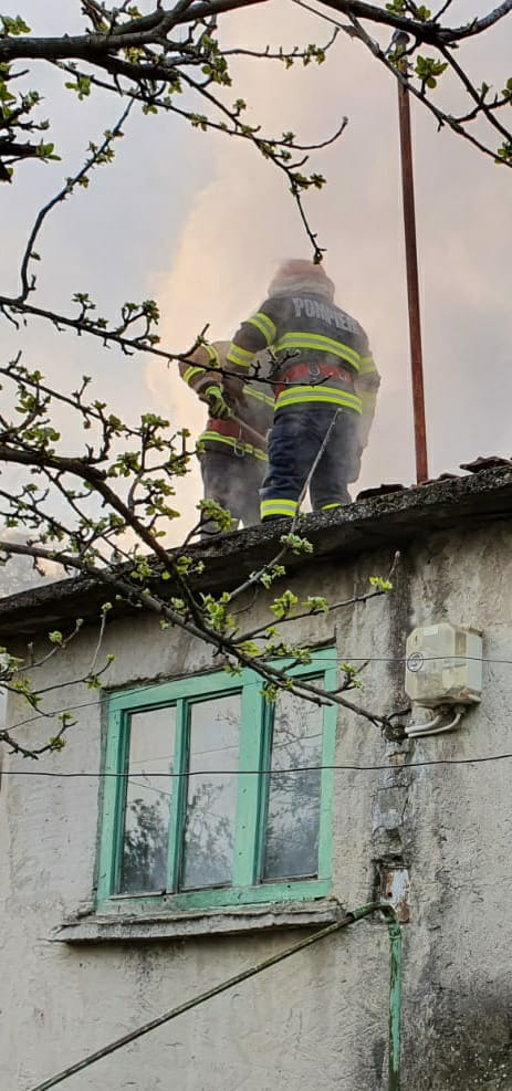 TULCEA: Casă cuprinsă de flăcări. Intervenție rapidă a pompierilor