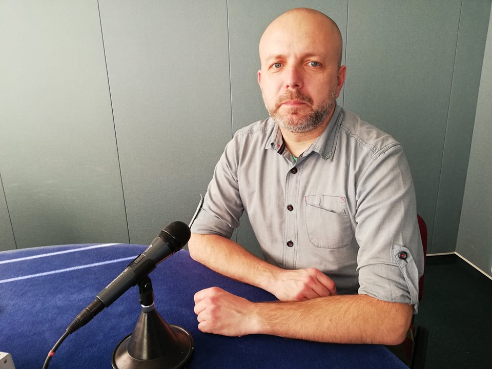 Răzvan Popescu Mirceni, biolog: „Virusul nu produce mortalitate la segmentele de vârstă tinere, adulți și vârstnici sănătoși, dar el se poate schimba“