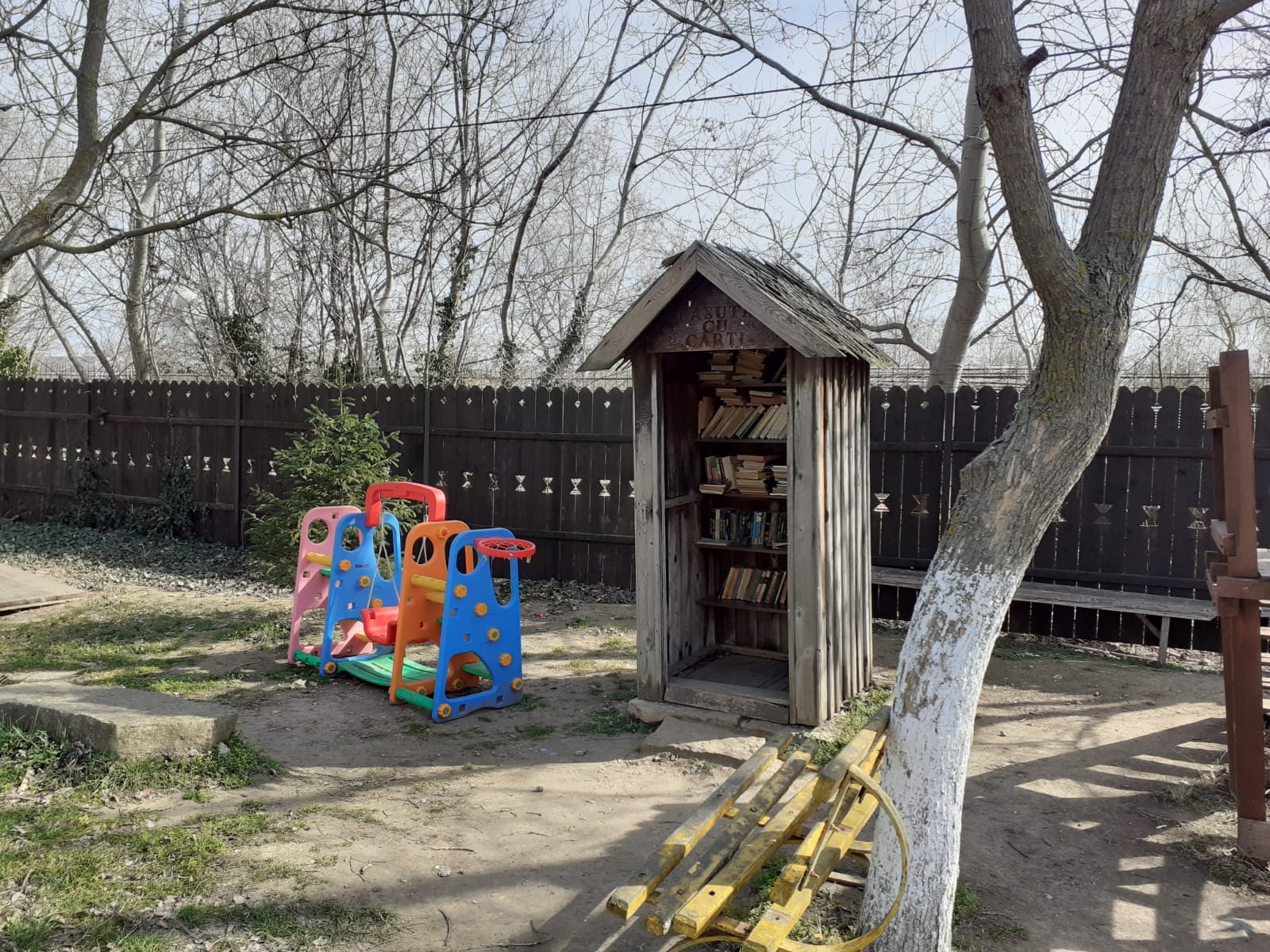 CONSTANŢA: Cabină telefonică transformată în bibliotecă, la Biserica „Sfântul Mina“