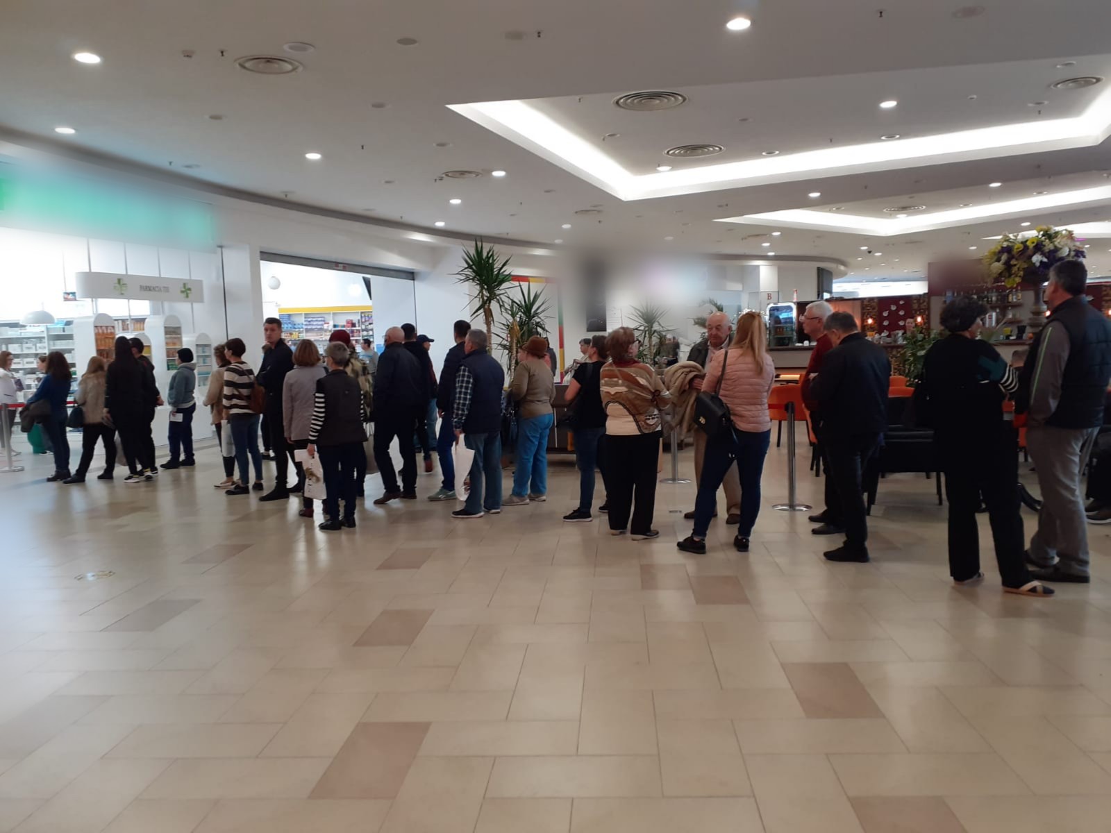 CONSTANȚA: Oamenii au stat la coadă la farmacii ca să cumpere medicamente și substanțe dezinfectante
