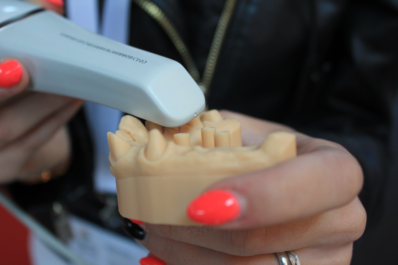 Statistici. Peste jumătate dintre români merg la stomatolog doar când au probleme dentare