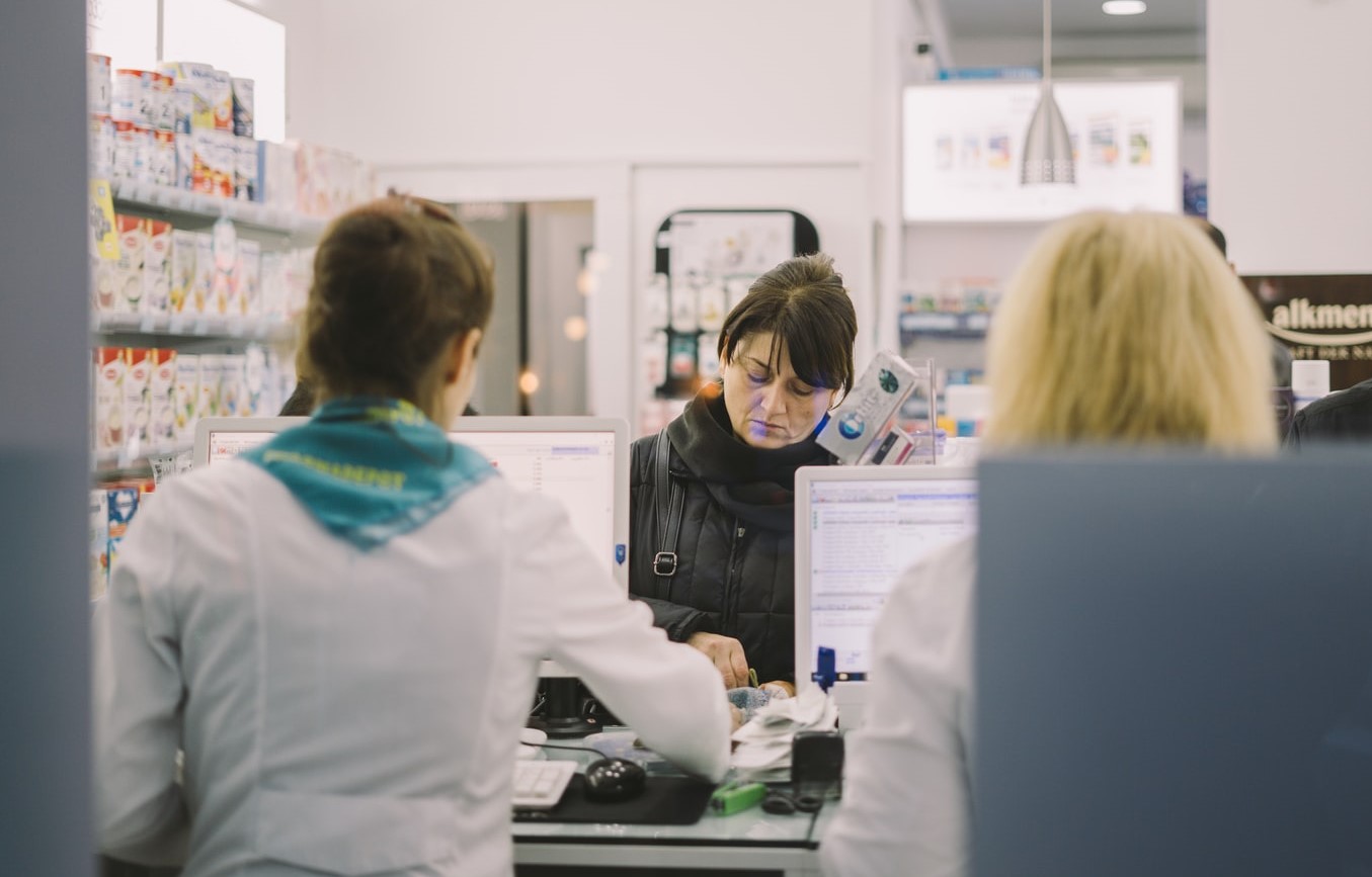 Criză de medicamente pentru infecţii respiratorii, în farmacii. Mulţi părinţi şi-au făcut stocuri acasă
