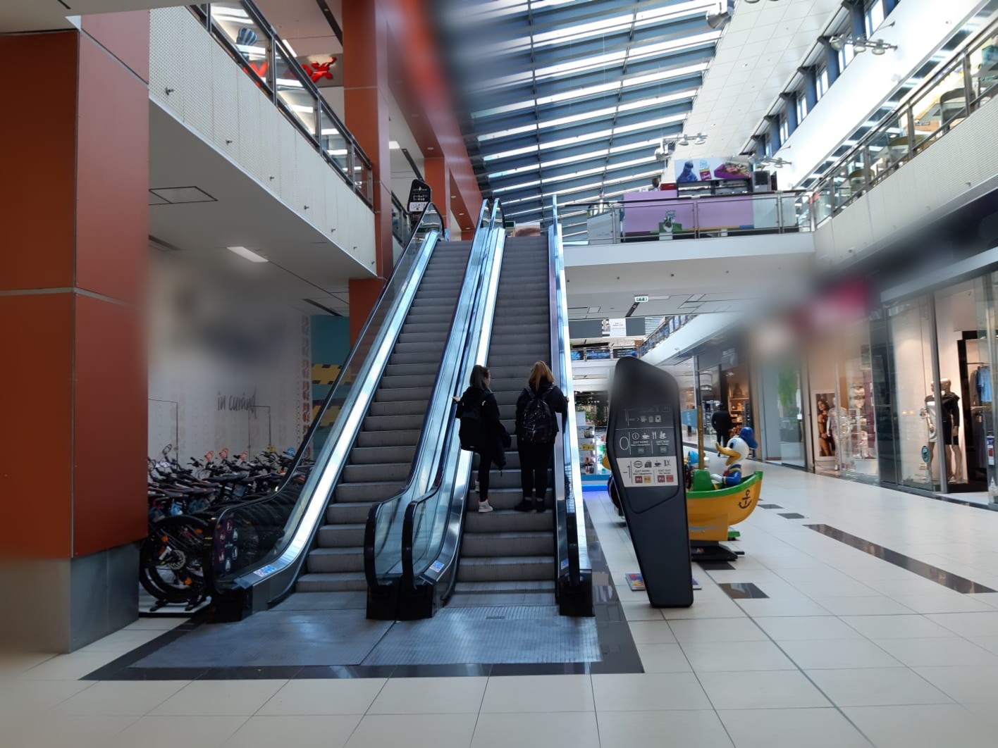 Mai multe centre comerciale își reduc programul de lucru la 8 ore