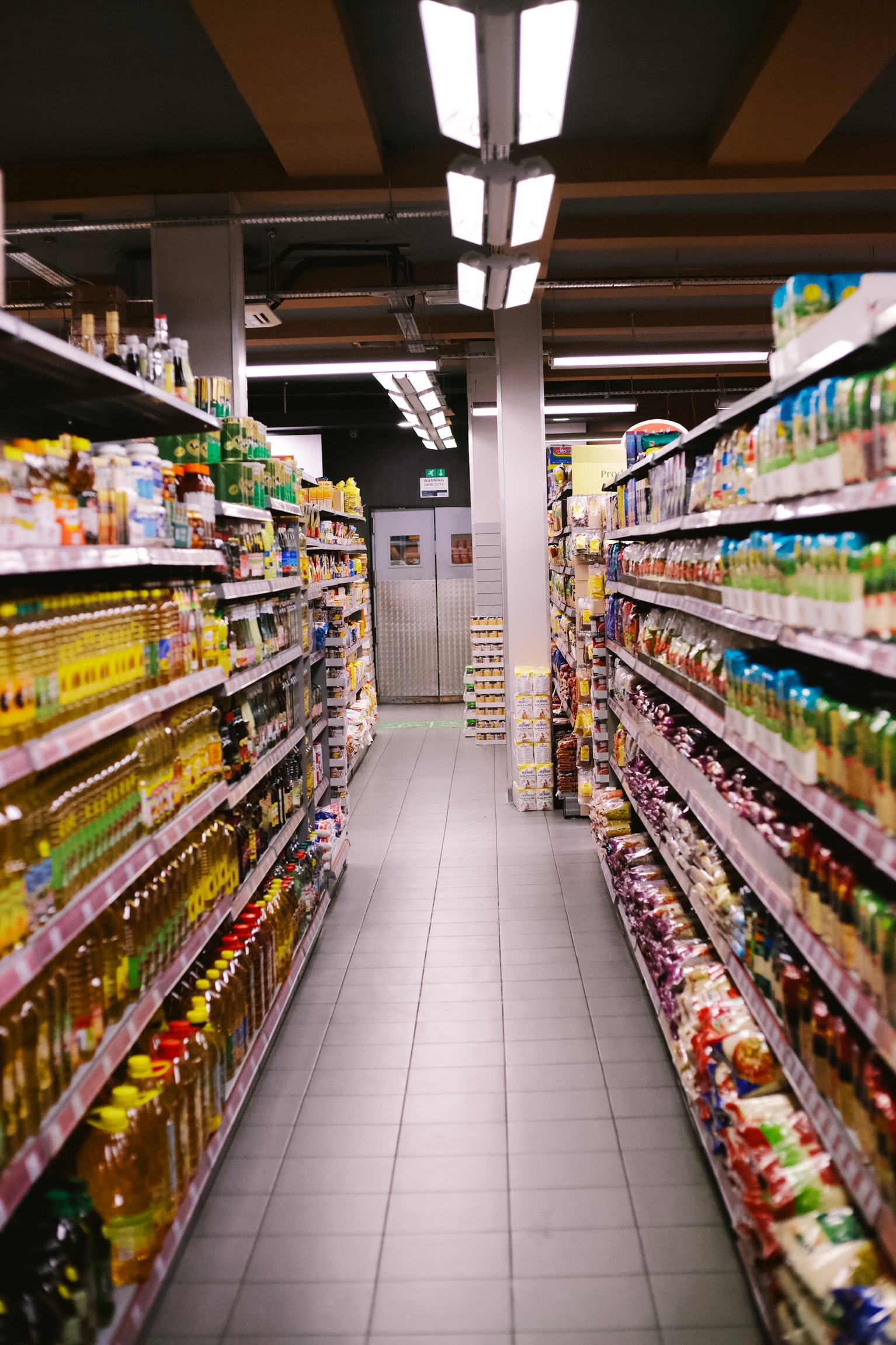Ieftinirea alimentelor, anunţată de premier, privită cu reticenţă de unii specialiști din domeniul producției de alimente: „Marile lanţuri își vor recupera pierderile prin scumpirea altor produse“