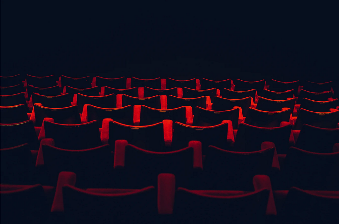 CONSTANŢA: Teatrul de Stat prezintă ”98% Decizia corectă” – spectacol difuzat în semn de solidaritate cu actorii din Piatra Neamţ