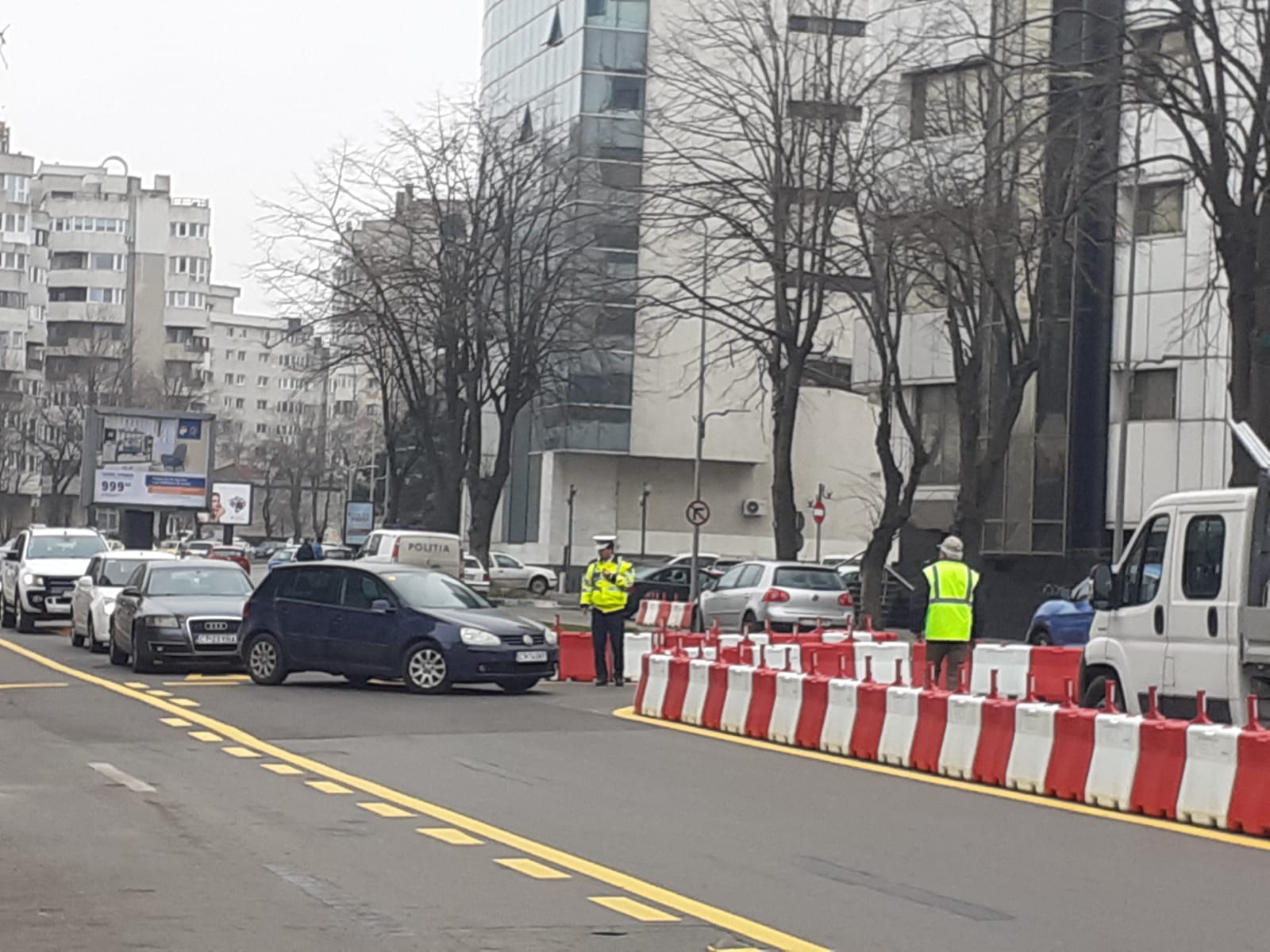 Poliţia locală poate dispune ridicarea vehiculului care staţionează pe domeniul public, în afara spaţiilor destinate