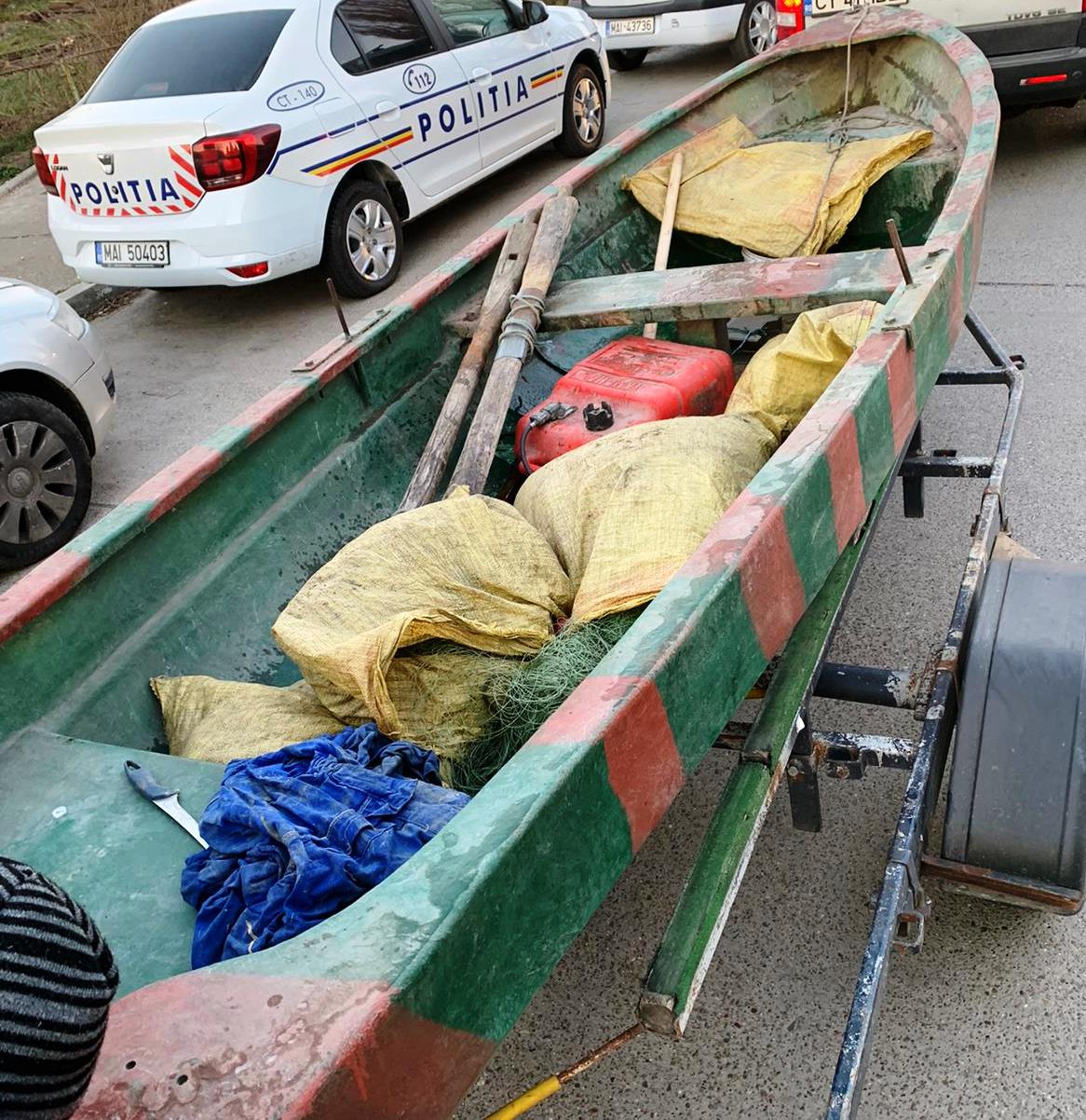 Prinși în flagrant în timp ce pescuiau ilegal în apa Canalului Dunăre Marea Neagră – FOTO