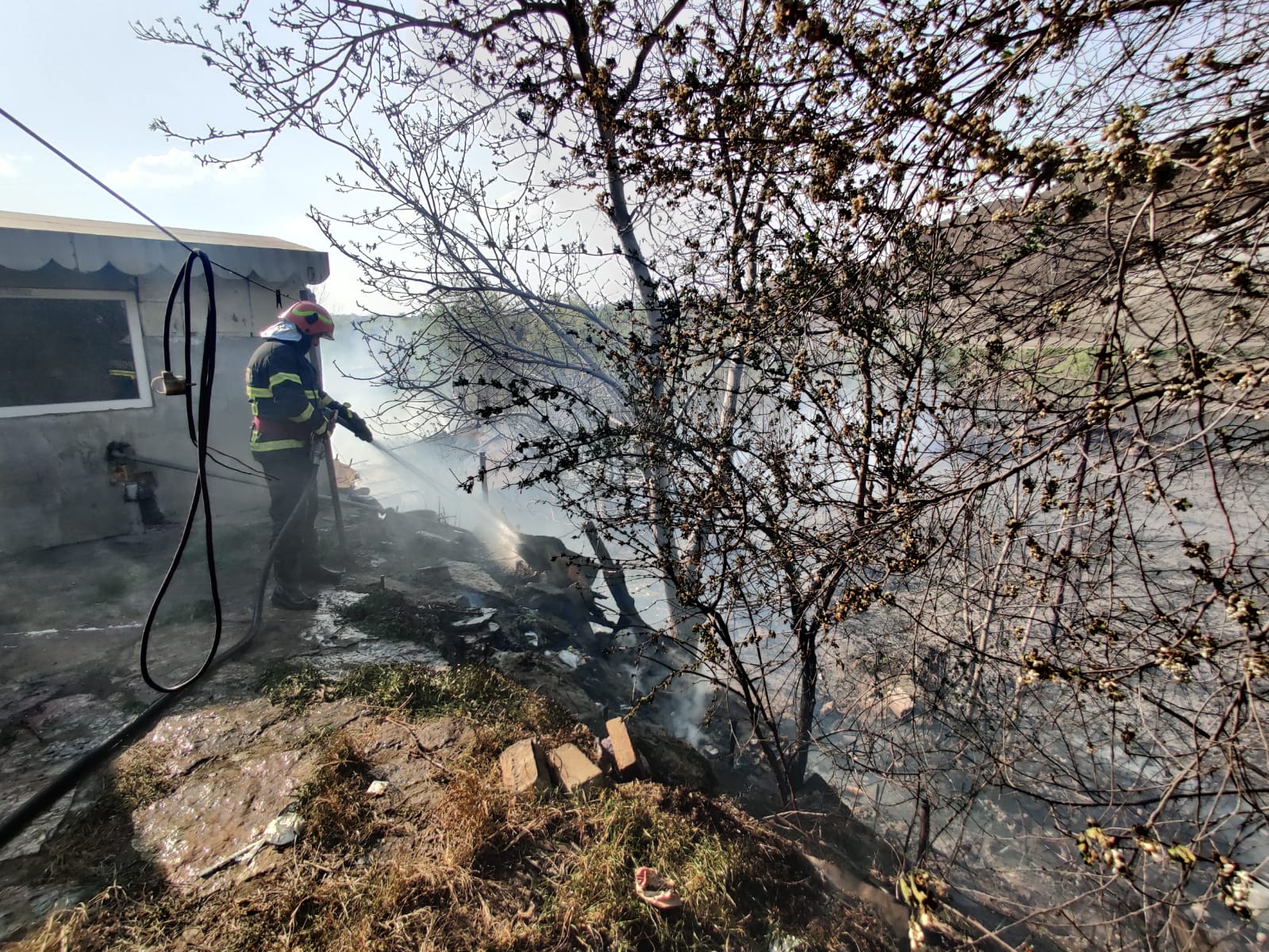 TULCEA: Pompierii intervin pentru stinegerea unui incendiu în zona Vărărie Baltă