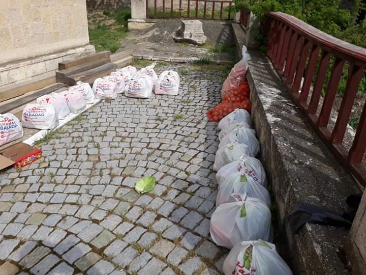BABADAG: Ajutoare pentru familiile nevoiașe din cartierul carantinat Bendea – FOTO