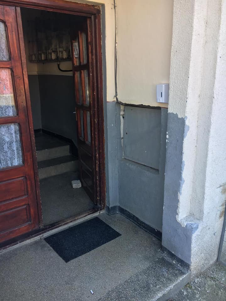 MURFATLAR: A început montarea dispozitivelor cu dezinfectant la scările de bloc