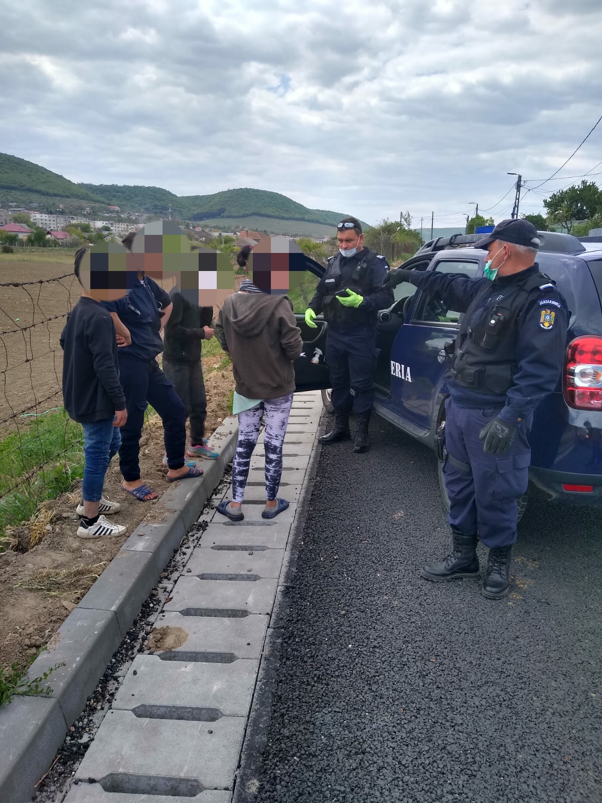 BABADAG: Mai multe persoane au fost surprinse de jandarmi în timp ce încercau să părăsească cartierul Bendea
