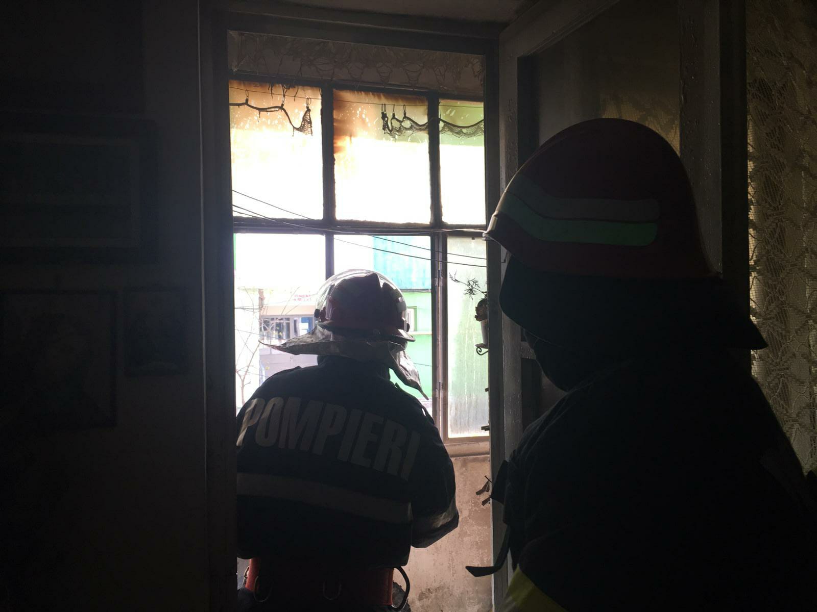 TULCEA: Apartament cuprins de flăcări. Intervenție a pompierilor