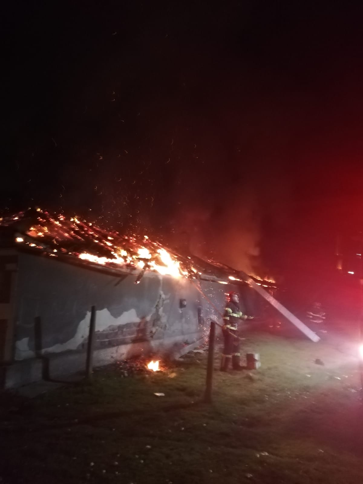 TULCEA/FOTO: Casă distrusă de un incendiu. Patru persoane în pericol