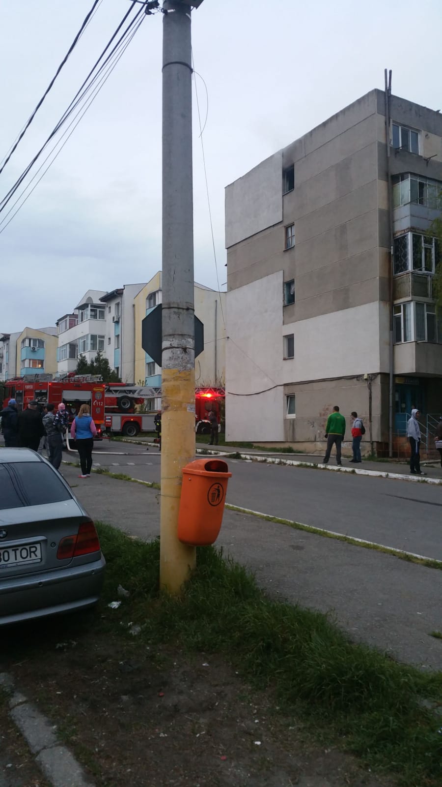 Incendiu la un bloc din Murfatlar – persoane salvate de pompieri cu autoscara