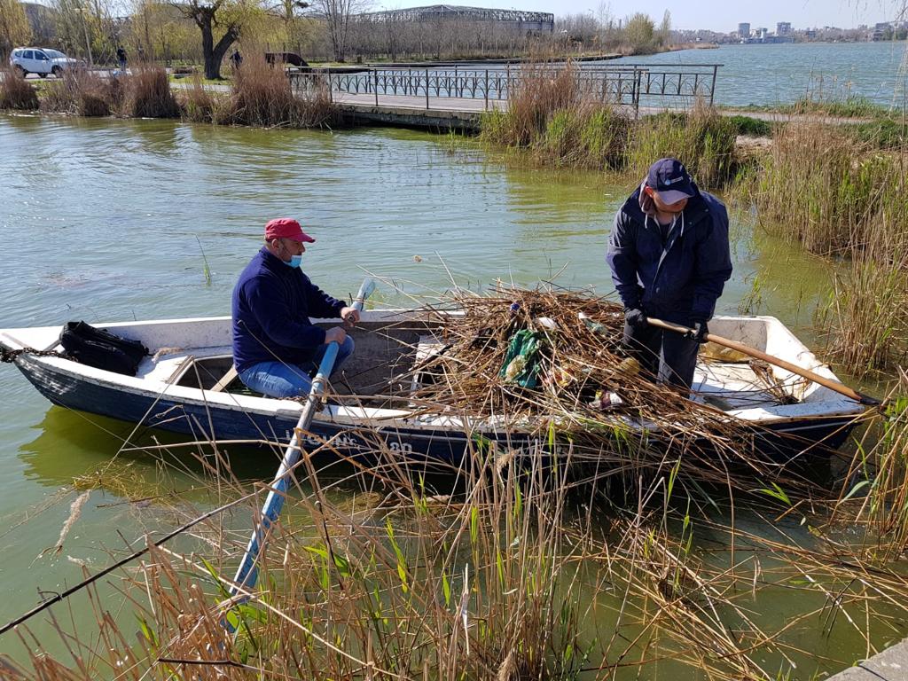 CONSTANȚA: Aproape 15 tone de deșeuri au fost adunate de pe Lacul Tăbăcărie – FOTO