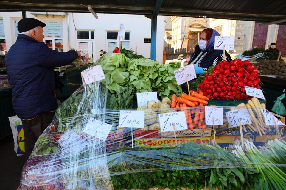 TULCEA: Comercianţi nemulţumiţi din cauză că vând în aer liber