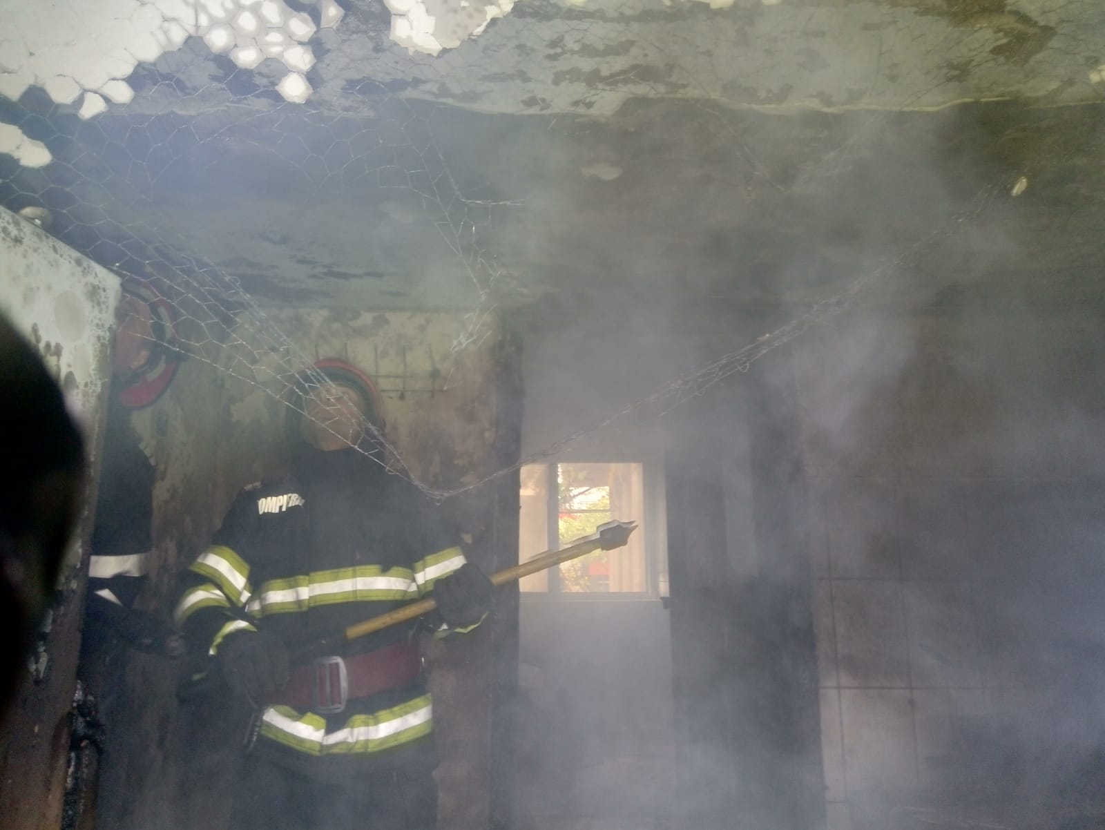 TULCEA: Pompierii au intervenit în localitatea Nalbant, unde o casă a fost cuprinsă de foc – FOTO