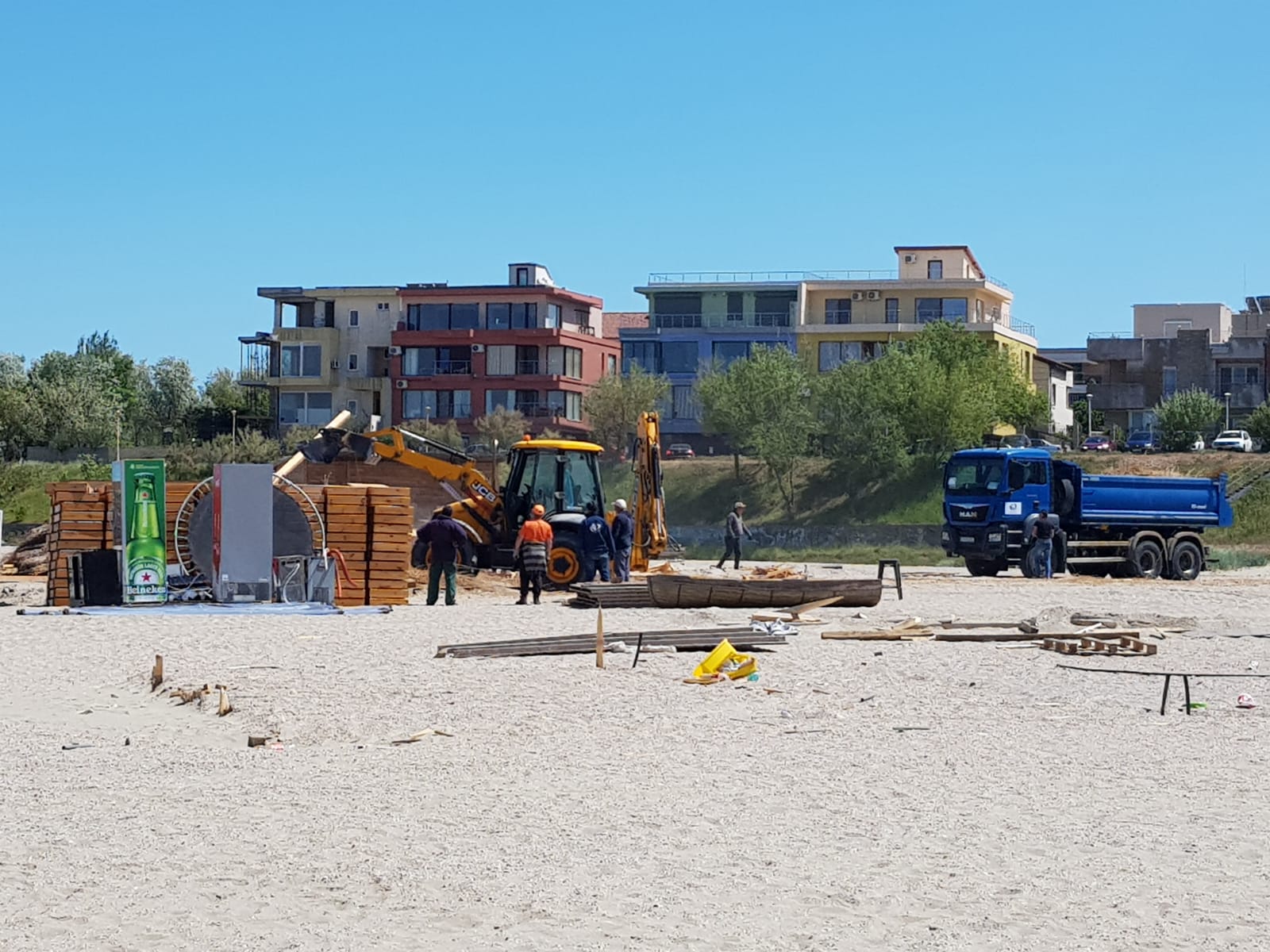 CONSTANȚA: Construcțiile ilegale, amplasate pe sectoarele de plajă din zona Faleză Nord de către operatorii de plajă, sunt demolate – FOTO