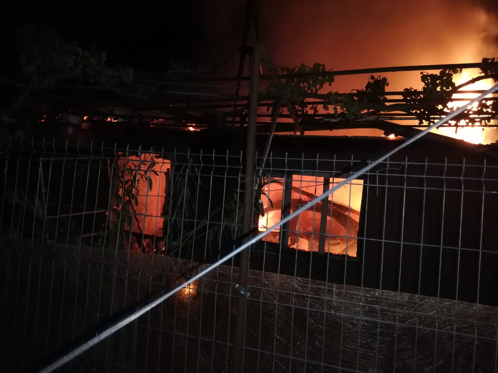 NĂVODARI/FOTO: Incendiu extins de la un garaj la două case
