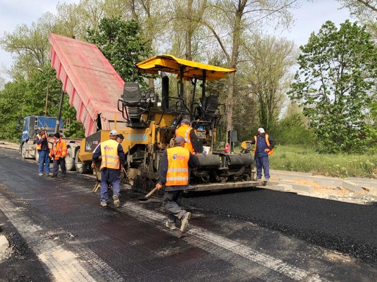 SATURN: A început asfaltarea străzilor din stațiune – FOTO
