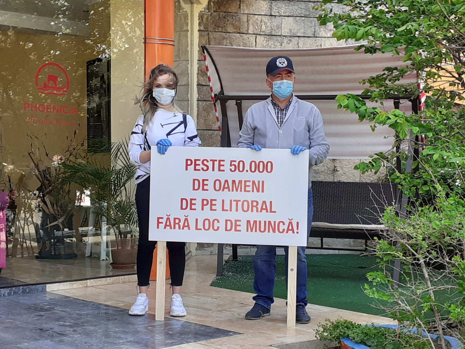 CONSTANȚA/FOTO: Protest în fața hotelului Majestic. ”Nu distrugeți turismul românesc”