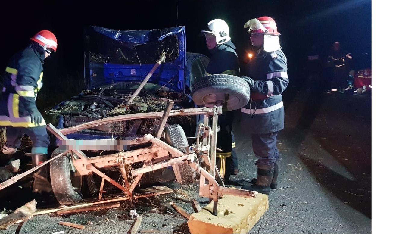 TULCEA/FOTO: Căruță lovită de un autoturism. Un bărbat a decedat, altul a fost rănit