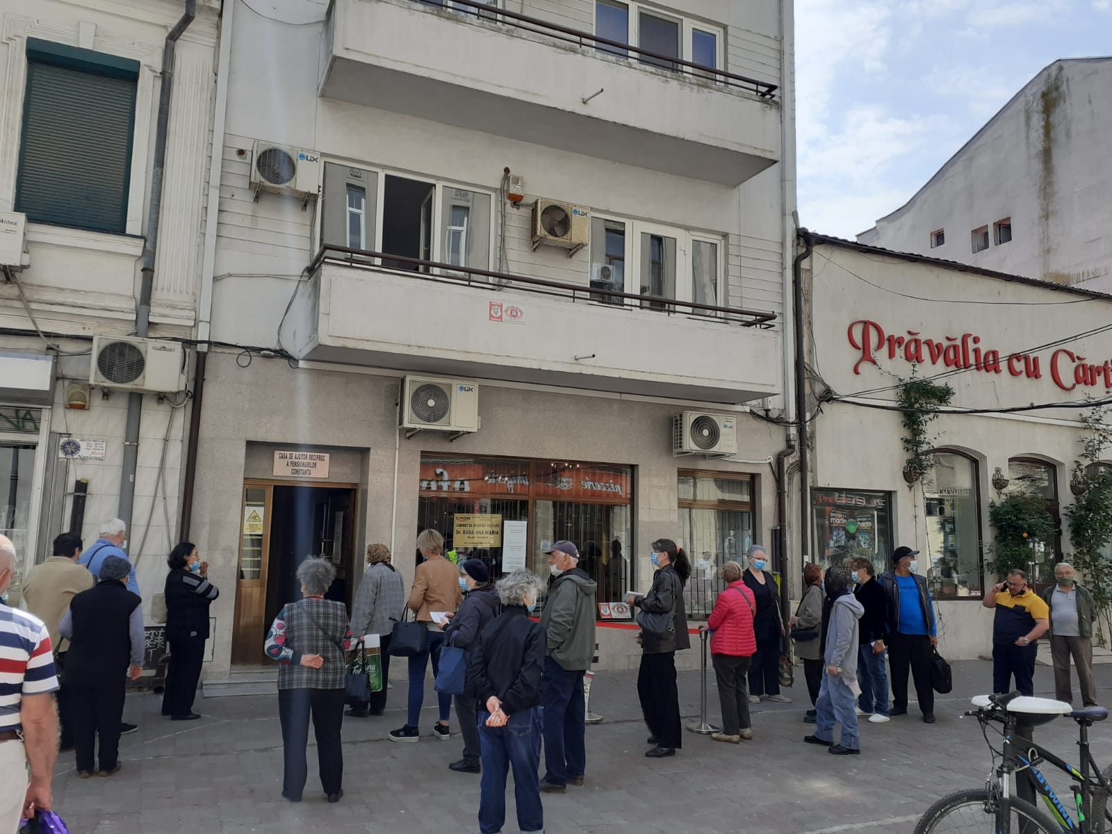 CONSTANȚA: Coadă la Casa de Ajutor Reciproc a Pensionarilor