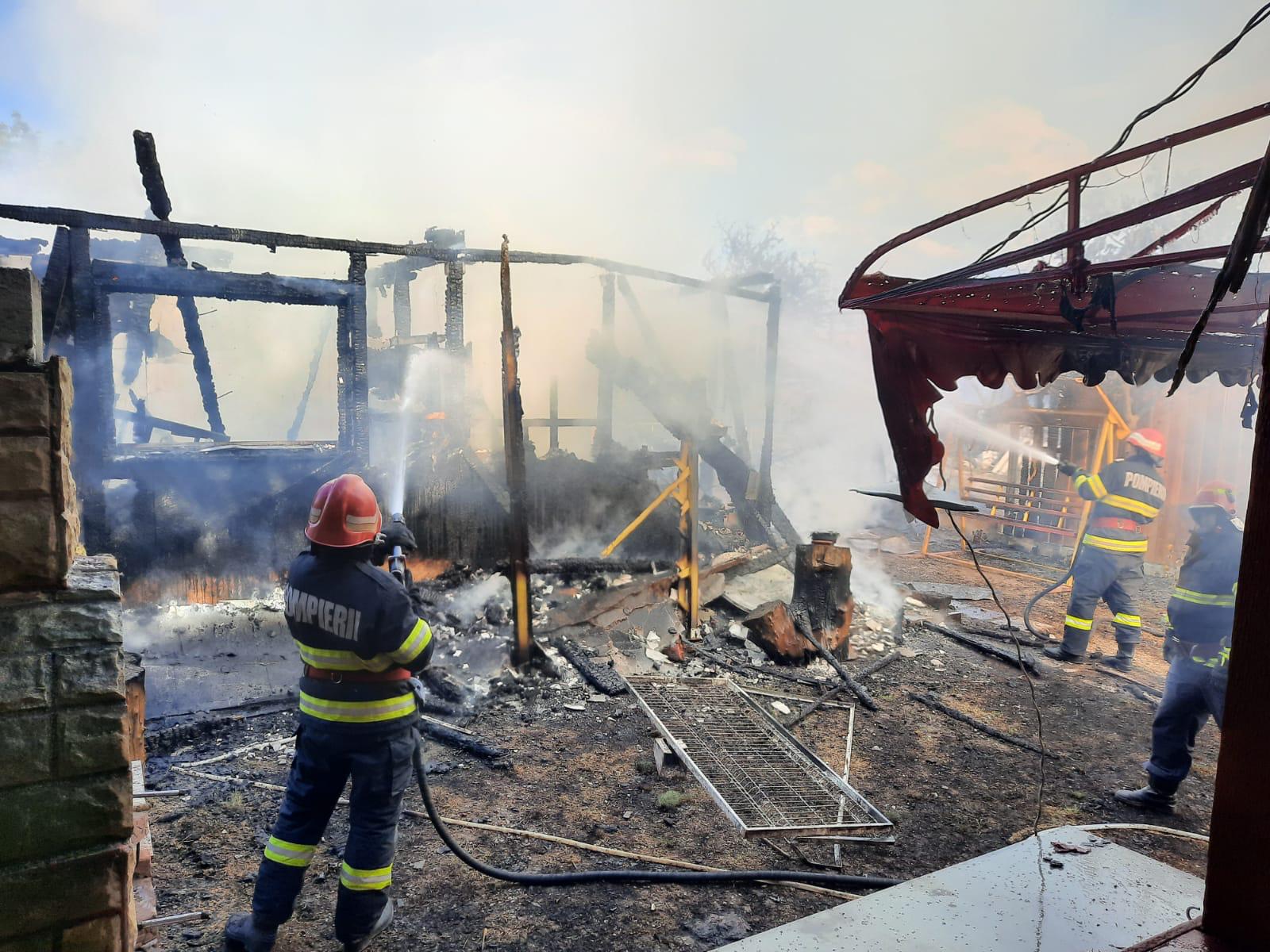 TULCEA: Incendiu la o pensiune din Dunavățu de Jos