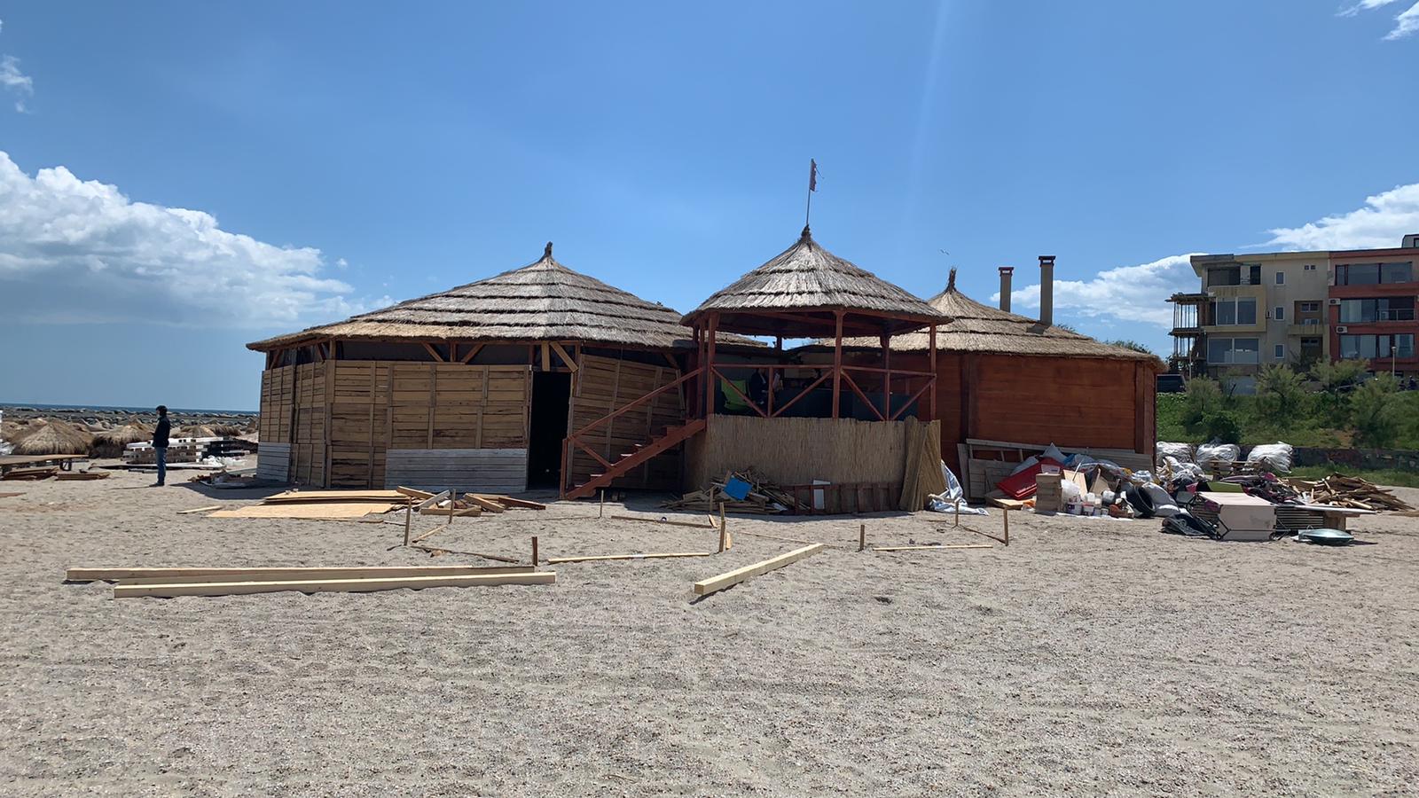 CONSTANȚA: Mai multe construcții ridicate pe plajă fără autorizație, desființate pe cale administrativă