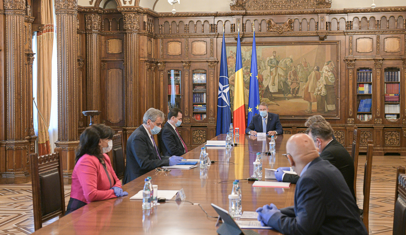 Şedinţă la Cotroceni cu membri ai Guvernului pe tema gestionării epidemiei COVID-19