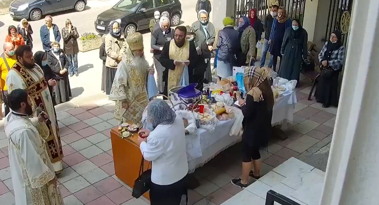 Arhiepiscopia Tomisului consideră că ÎPS Teodosie nu a încălcat legea împărtăşind mai mulţi credincioşi cu o singură linguriţă