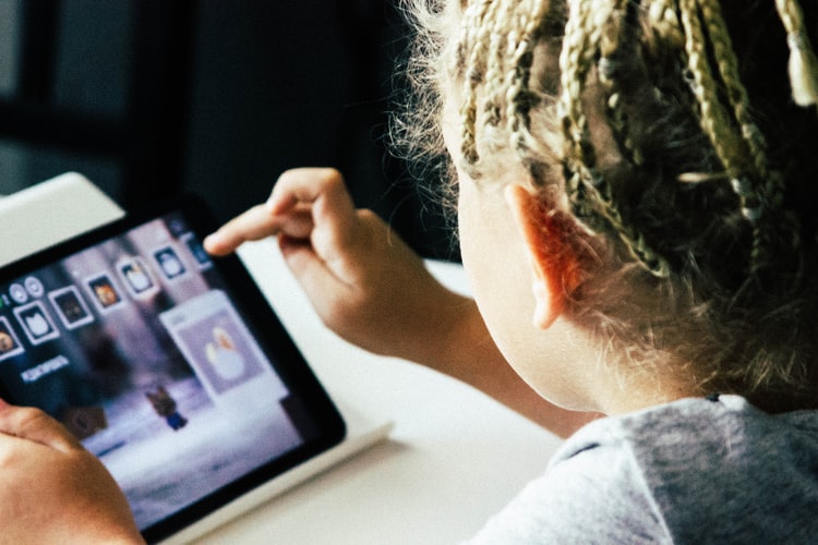 AUDIO | Expunerea copiilor la tablete şi telefoanele inteligente. Ce efecte are asupra celor mici