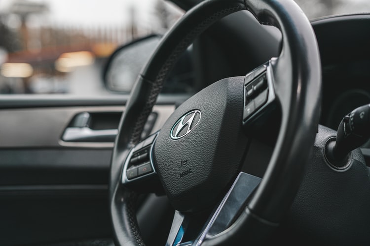 Dosar penal pentru o femeie care se afla la volan, deşi nu avea permis de conducere. Pasagerul din maşină era proprietarul autoturismului